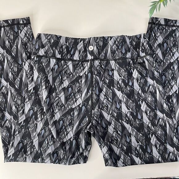 Velocity Capri athletic leggings.  Size Large. - Picture 2 of 4